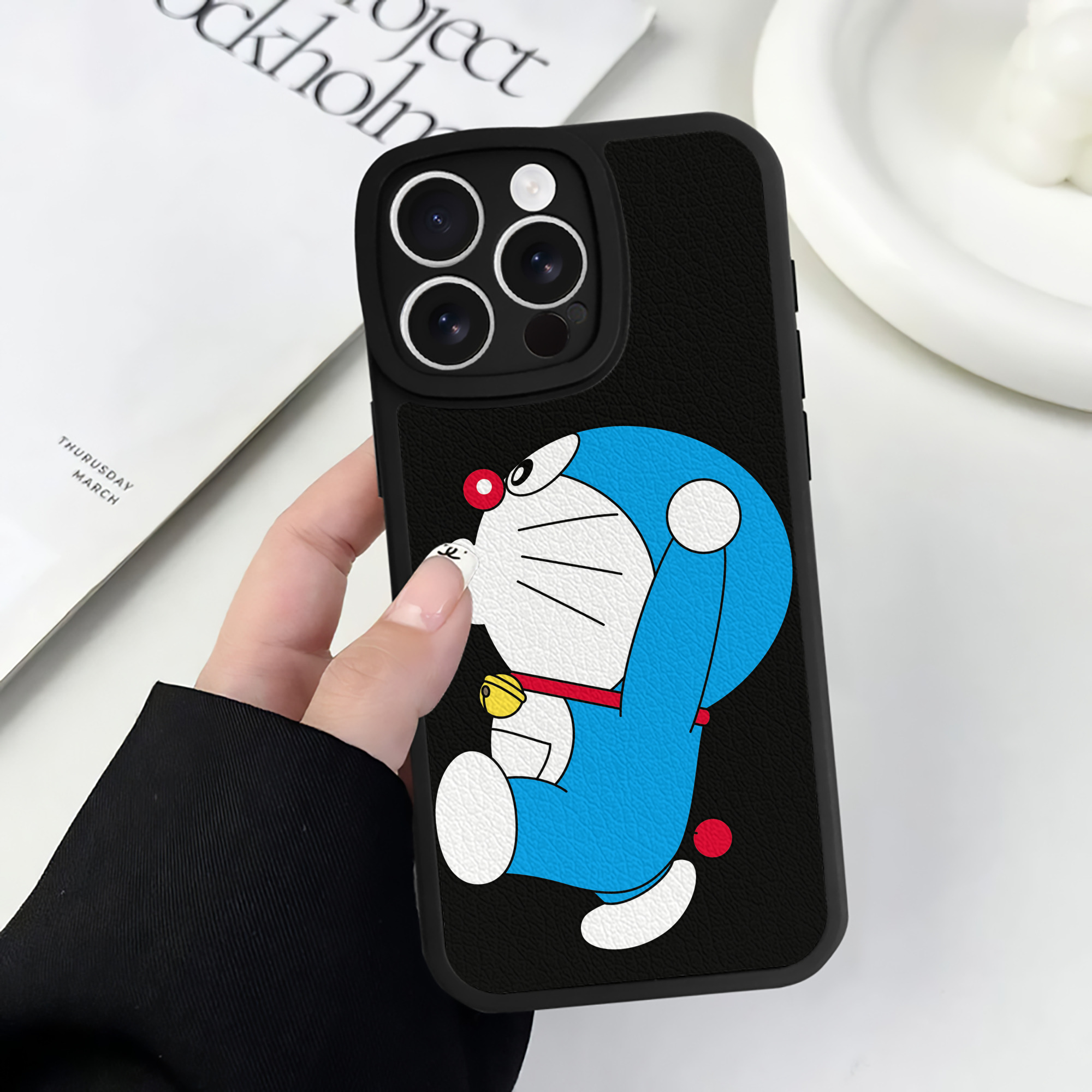 （画像用） ドラえもん Doraemon 【iPhone 16シリーズ対応】シリコンスマホケース（レザー調） 材質：シリコン